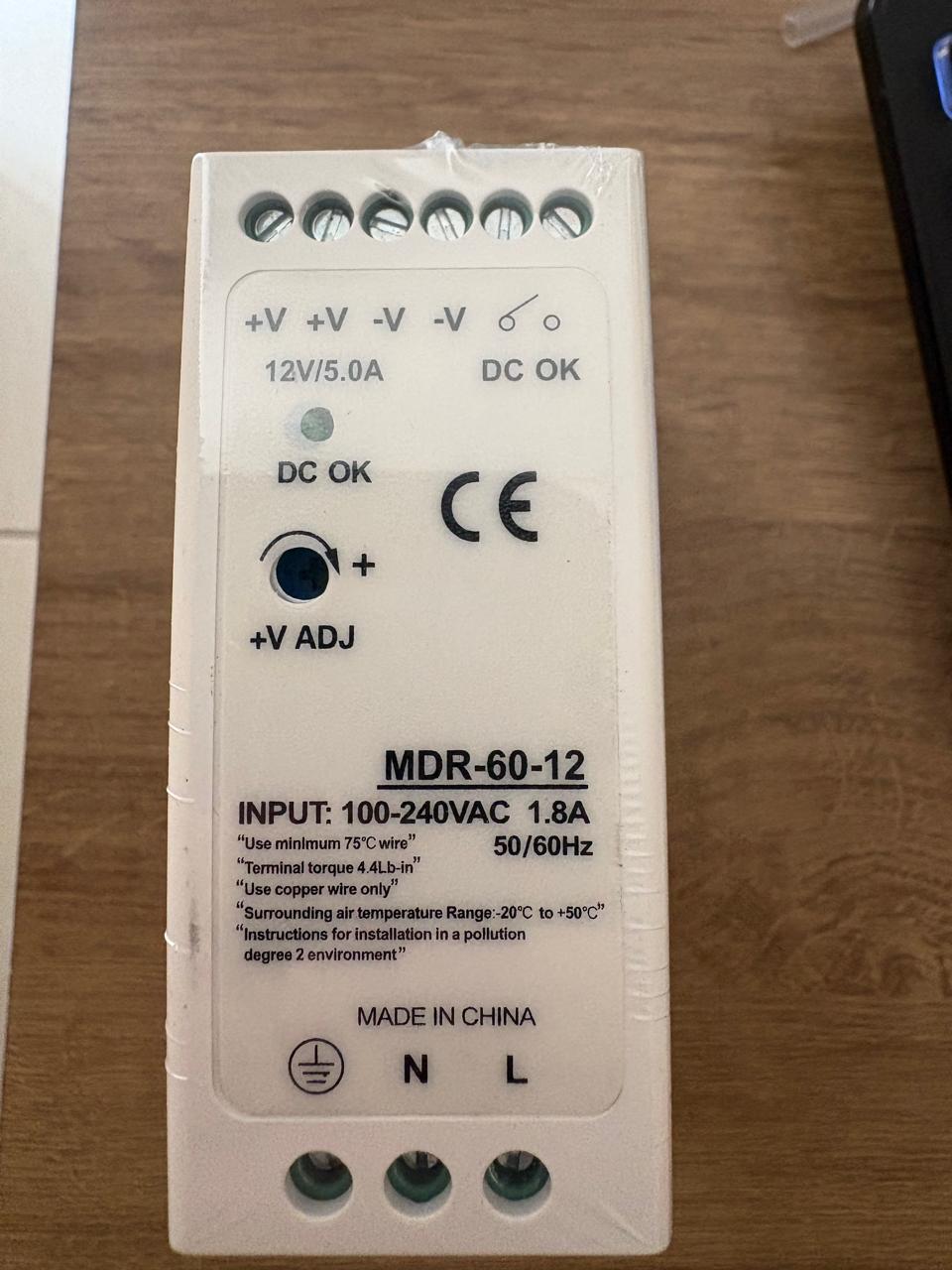 Fonte chaveada para trilho DIN MDR-60-12 · 12 Vcc / 5 A.
